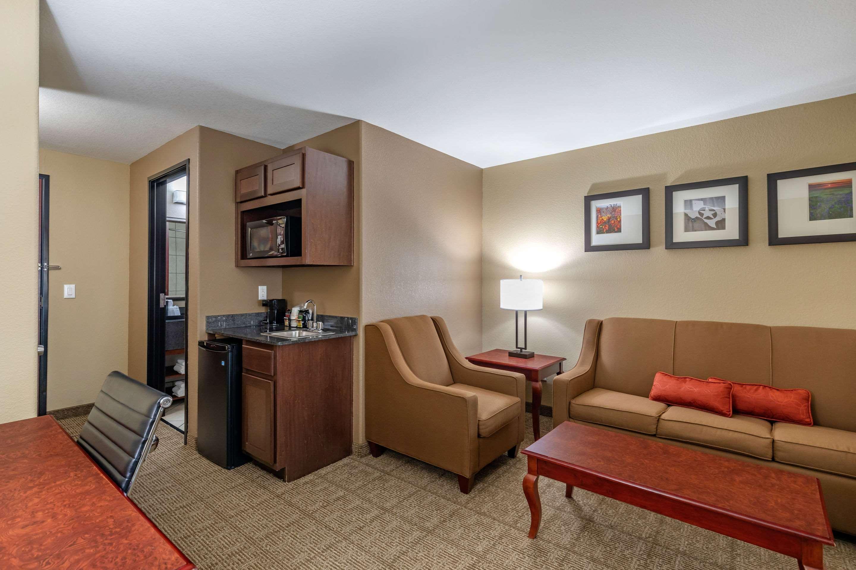 אניס Comfort Suites מראה חיצוני תמונה